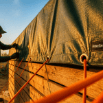 bache oeillet verte fixee sur chantier
