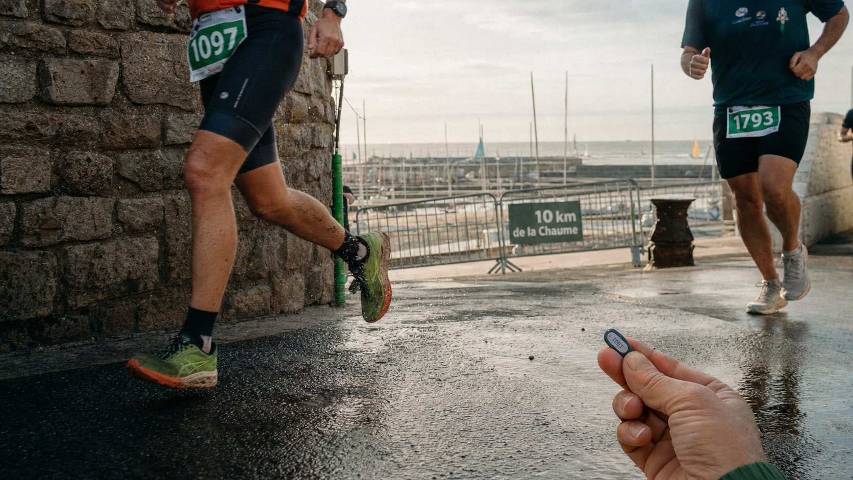 10 km de la chaume 2025 : coureurs au port de Sables-d’Olonne