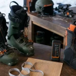 Chaussures de ski homme sur table, mesure mondopoint et flex