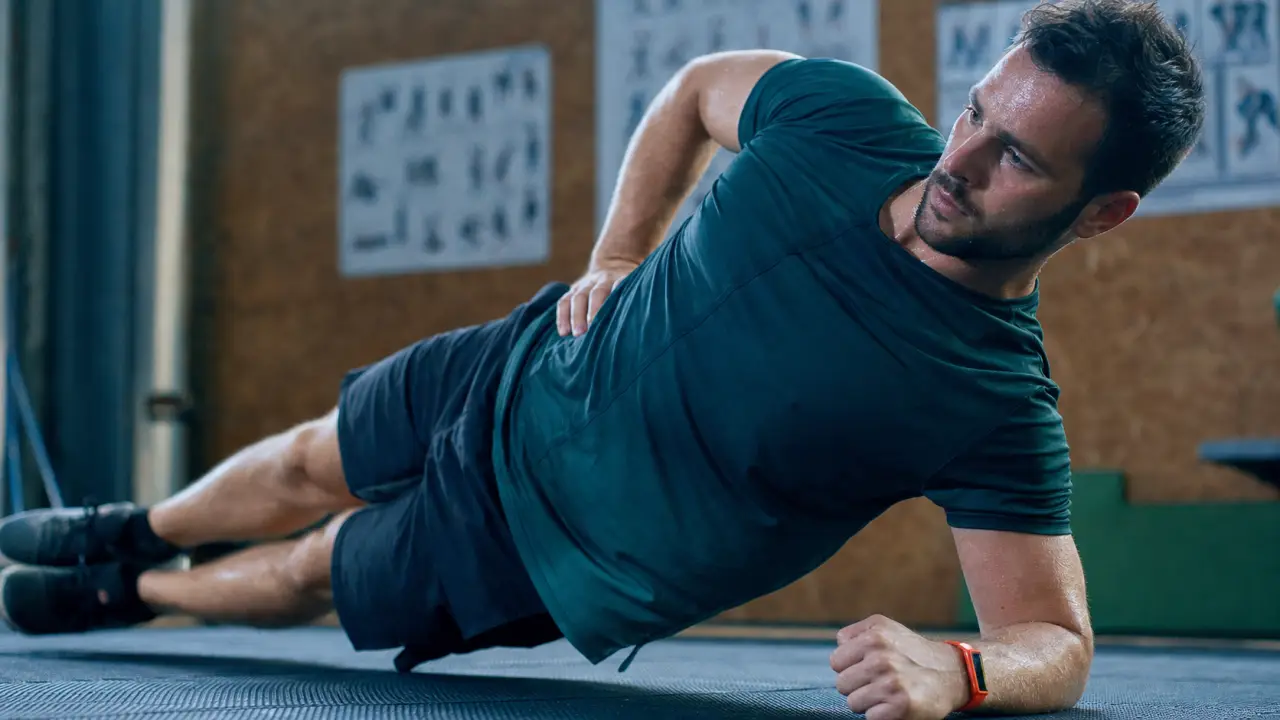 Gainage latéral dynamique : bassin stable, obliques gainés