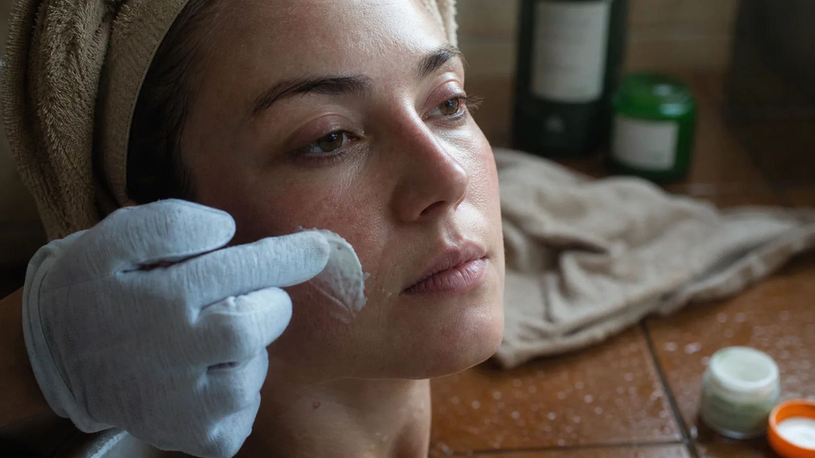 Hydrater sa peau en hiver : crème sur le visage, peau apaisée et barrière cutanée