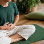 Le yoga pour débutant : débutant respire assis sur tapis