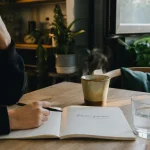 Prendre soin de soi simplement : micro-pauses, eau et boisson chaude dans la cuisine